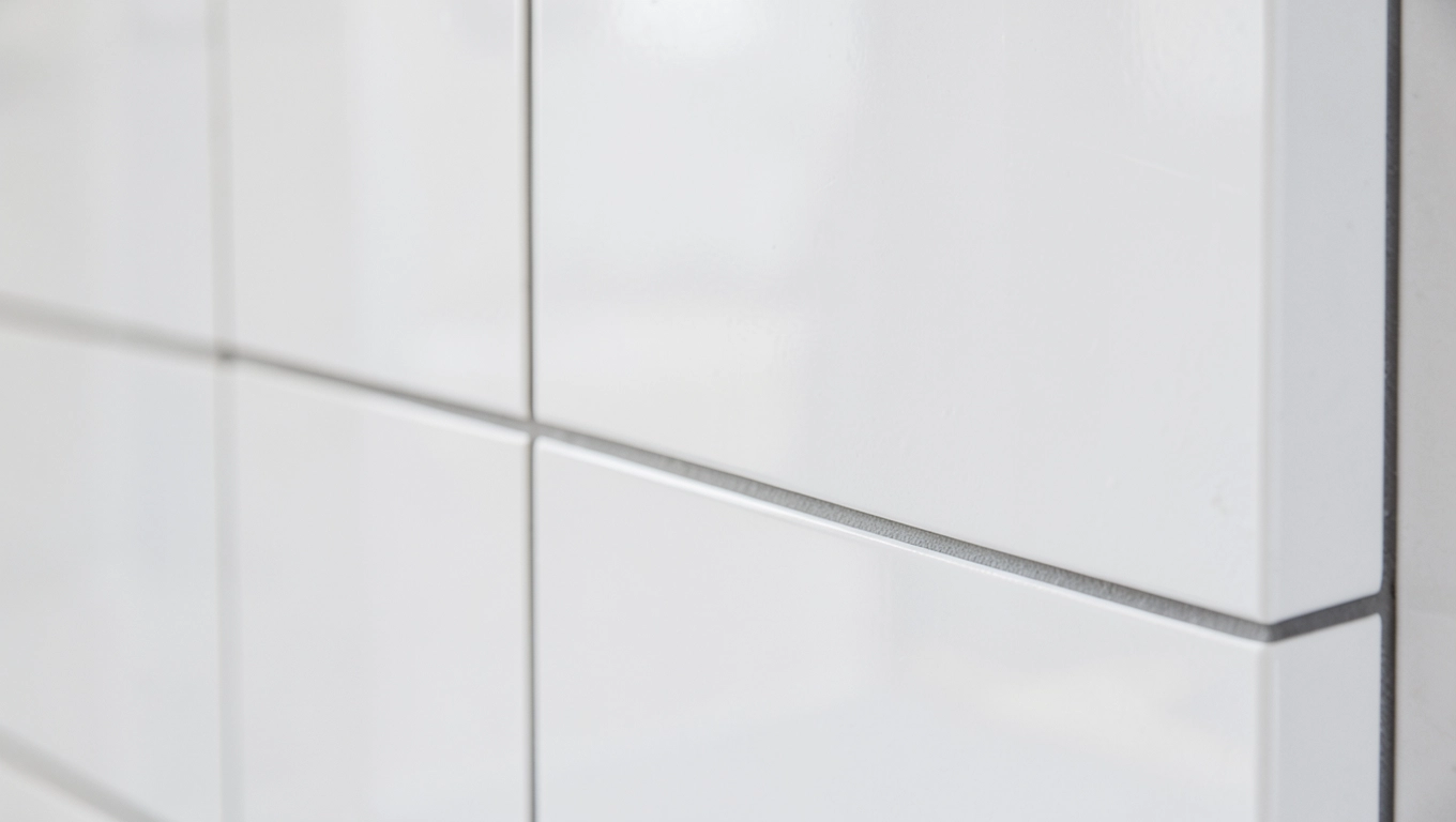 białe płytki z szarą fugą