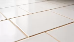 Beżowa fuga do białych płytek