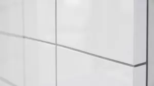 białe płytki z szarą fugą