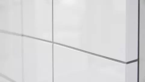 białe płytki z szarą fugą