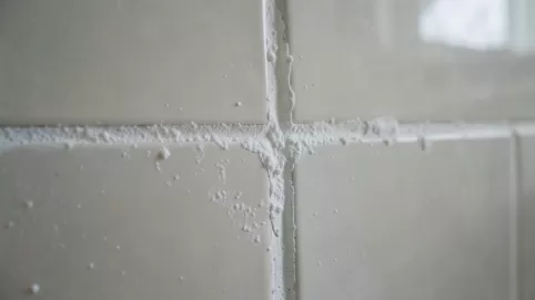 Biały nalot na płytkach po fugowaniu