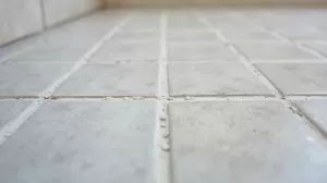 Czy fuga powinna być równo z płytkami