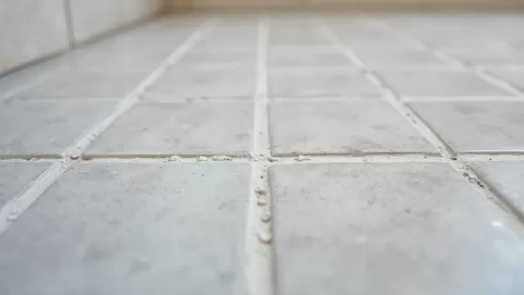 Czy fuga powinna być równo z płytkami