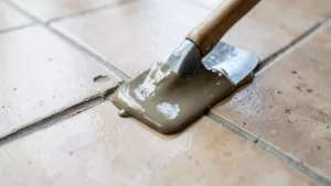 czym wyrównać fugi w płytkach