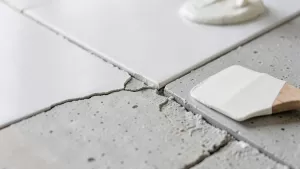 czym zaszpachlować fugi pod panele winylowe