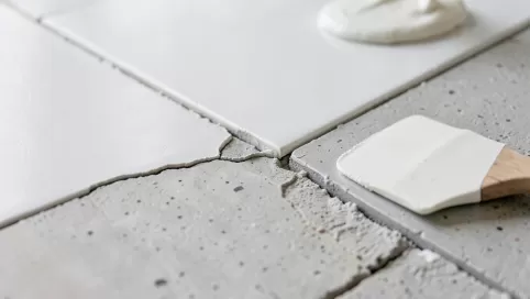 czym zaszpachlować fugi pod panele winylowe