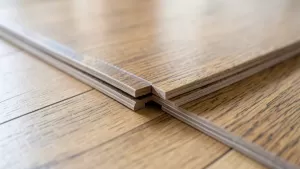 jak układać panele podłogowe v fugą