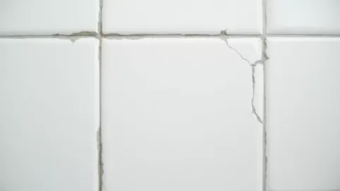 Jak uzupełnić fugi między płytkami