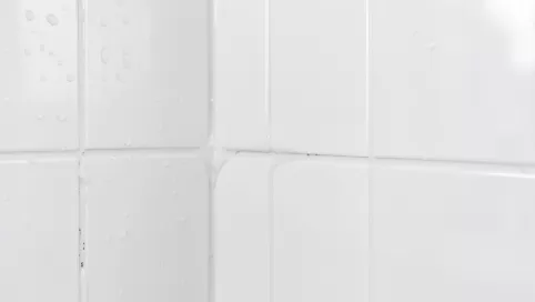 silikon zamiast fugi pod prysznicem